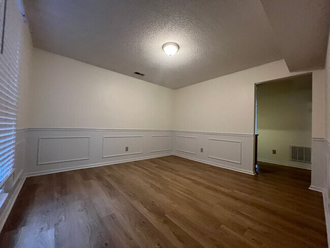Building Photo - Move-in Ready!