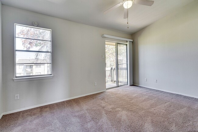 Building Photo - River Crossing Townhome - Downtown - Airpo...