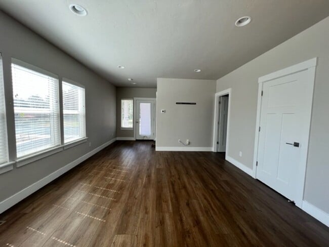 Building Photo - Stylish 3 Bedroom Duplex with Scenic Views and Modern Amenities: Your Perfect Redmond Retreat