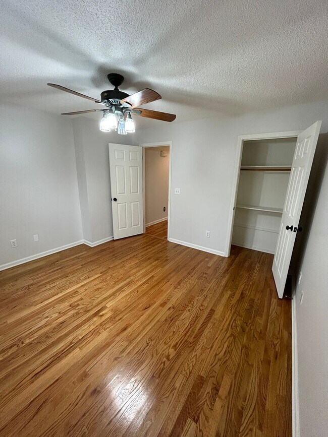 Building Photo - 3/2 Nice House in East Rome $1,895