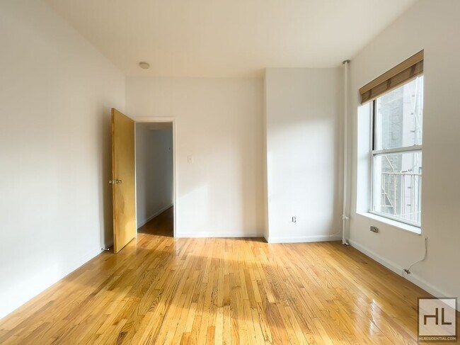 Building Photo - DIAMOND STREET / Greenpoint Studio / Amazi...