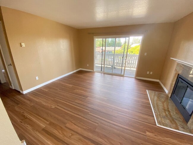 Building Photo - Advent - Top Floor Large, Bright & Spaciou...