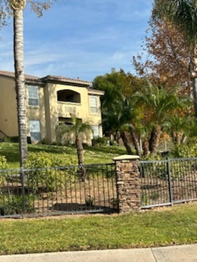 Building Photo - Beautiful 1 Bedroom Condo