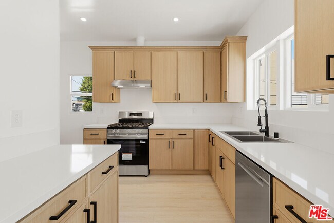 Building Photo - 833 1/4 N Alfred St