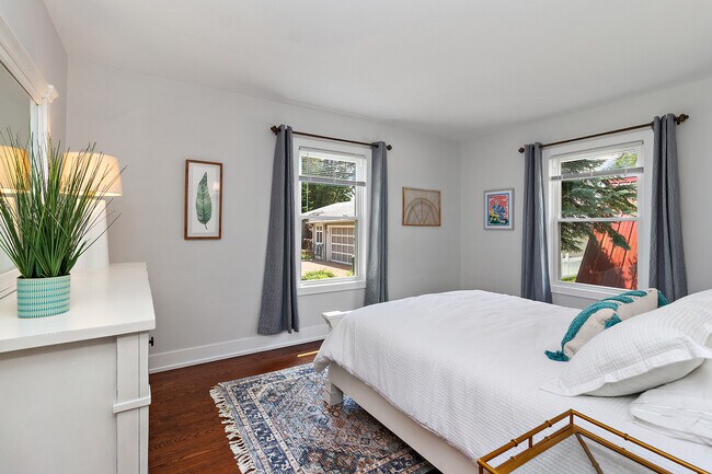 Building Photo - 724 Warner Ave