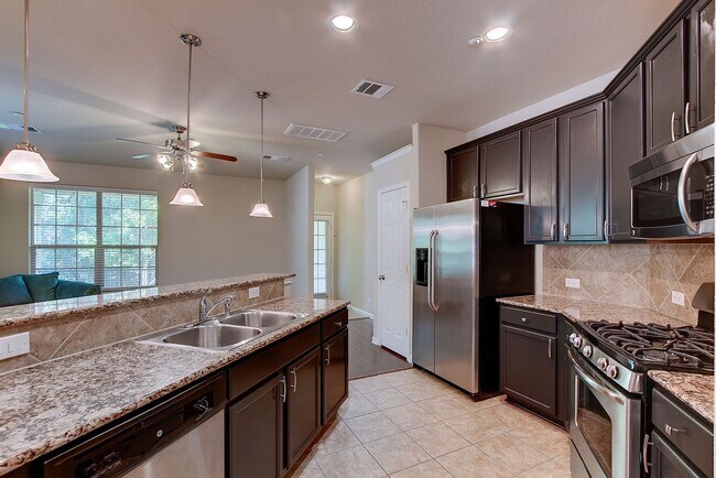 Building Photo - Immaculately Maintained 2/2.5 Townhome In ...