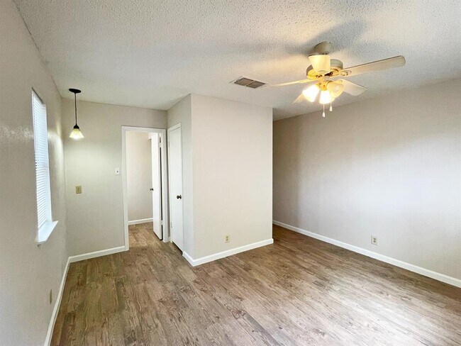 Building Photo - 906 Acorn Oaks Dr