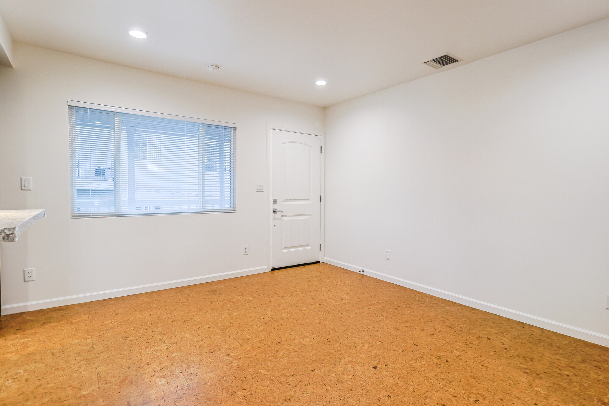 Building Photo - 256 W Tujunga Ave