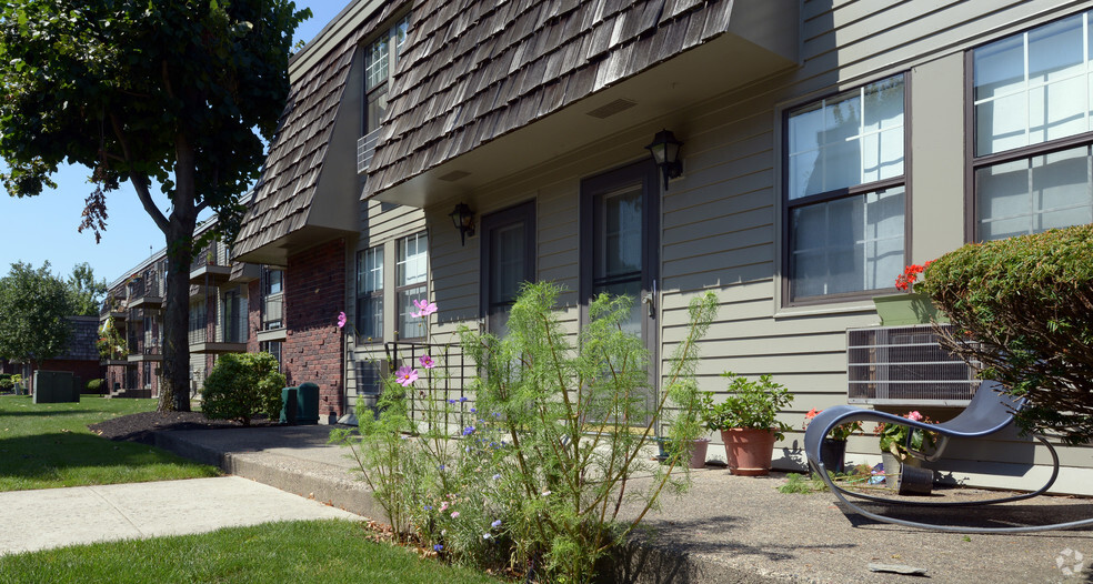 Primary Photo - Royal Park Apartments and Townhomes