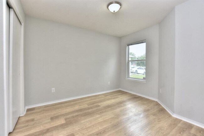 Building Photo - 2206 Weiss Ln