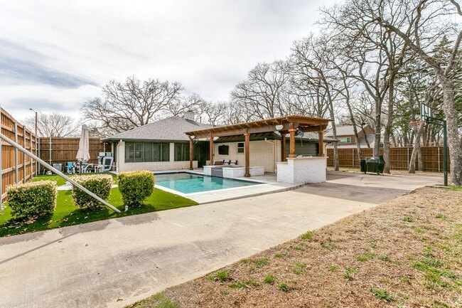 Building Photo - 4 bedroom with pool in Colleyville