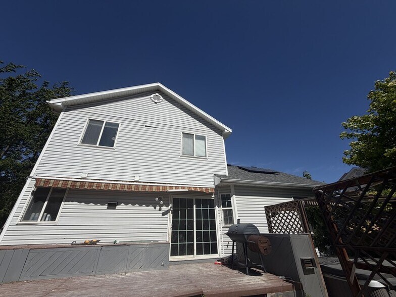 Building Photo - 704 Country Club Dr
