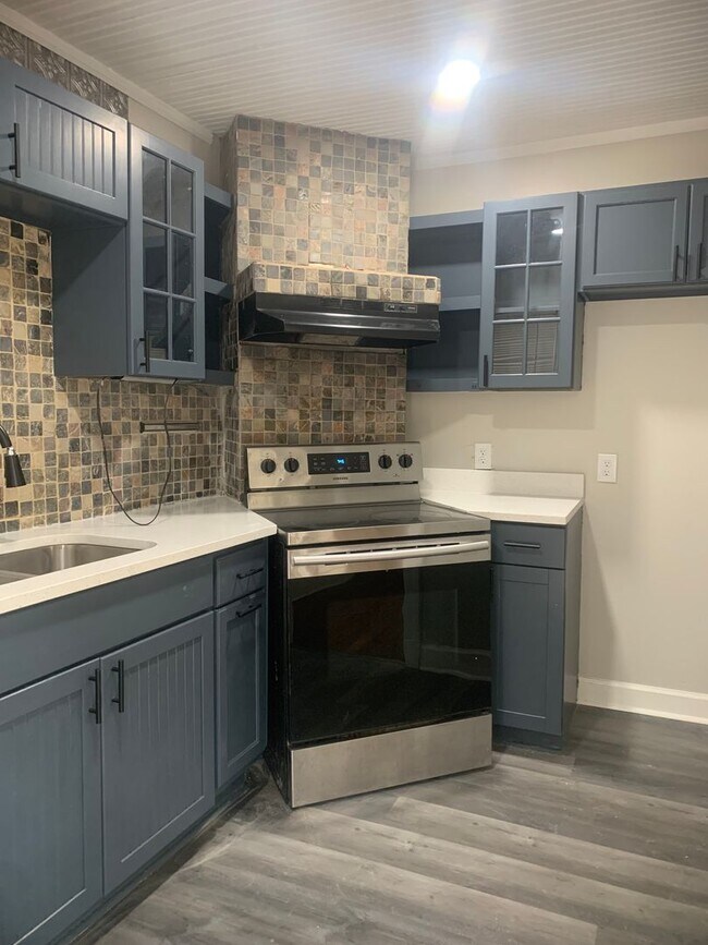 Building Photo - Newly Renovated Unit in Heart of Memphis