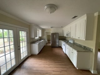 Building Photo - Small Drive