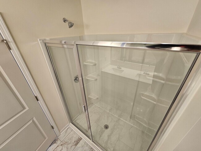 Building Photo - Like New townhome in Monroe!