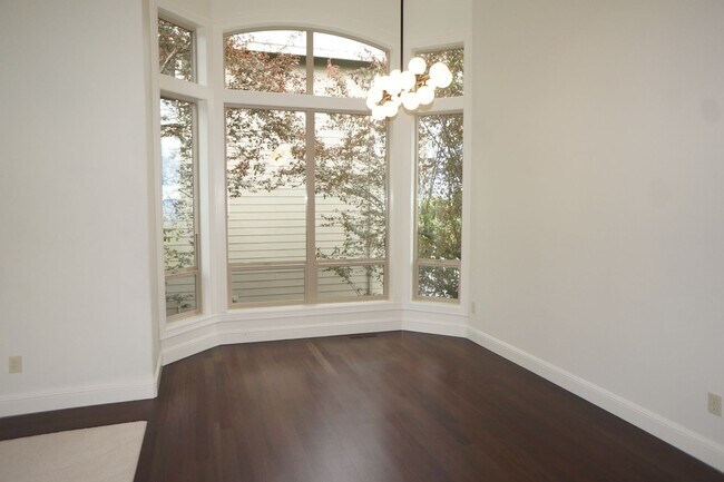 Building Photo - Exquisite NW Portland 4 bedroom with panoramic views