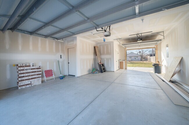 Building Photo - 753 N Gilda St