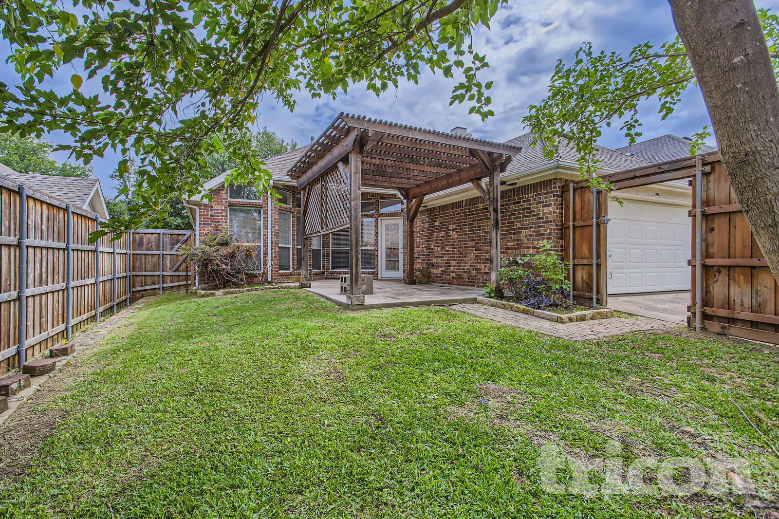 Building Photo - 2075 Crestlake Dr