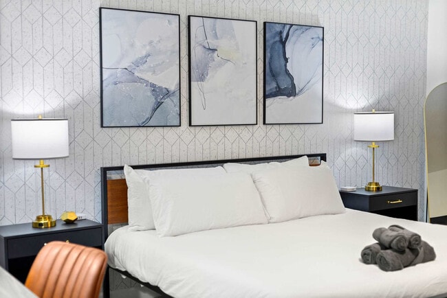 Building Photo - 3410 Country Club Dr