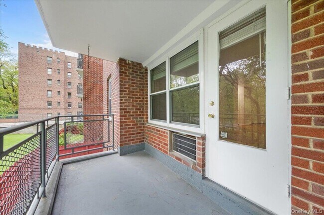Building Photo - 281 Garth Rd