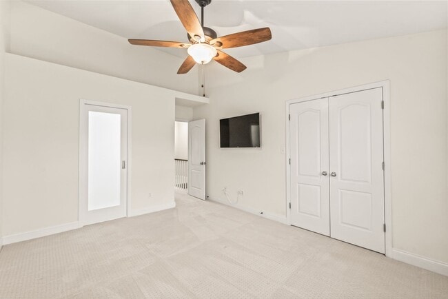 Building Photo - (Coming Soon) Newly Renovated Townhome Oas...