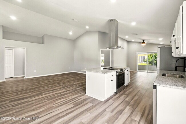 Building Photo - 460 Martigues Dr