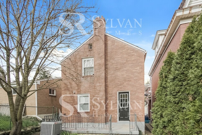 Building Photo - Charming brick 3-bedroom, 1-bath home features a deck and patio!