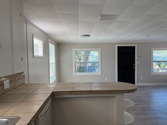 Building Photo - 2 bed 1 bath