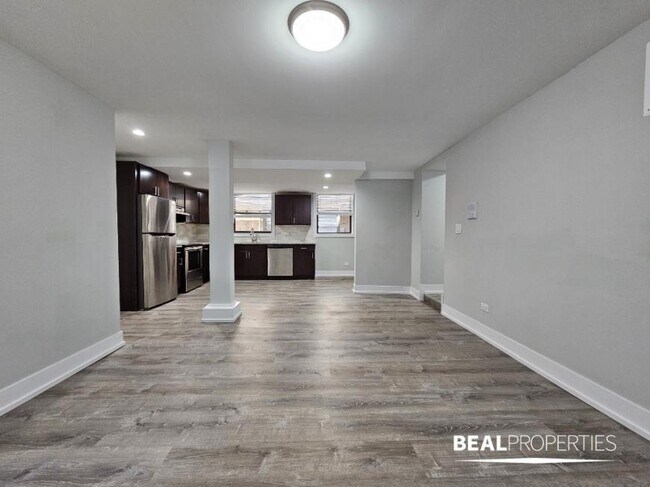 Building Photo - 2 bedroom in EVANSTON IL 60202