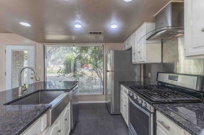 Building Photo - 3901 Knollwood Dr