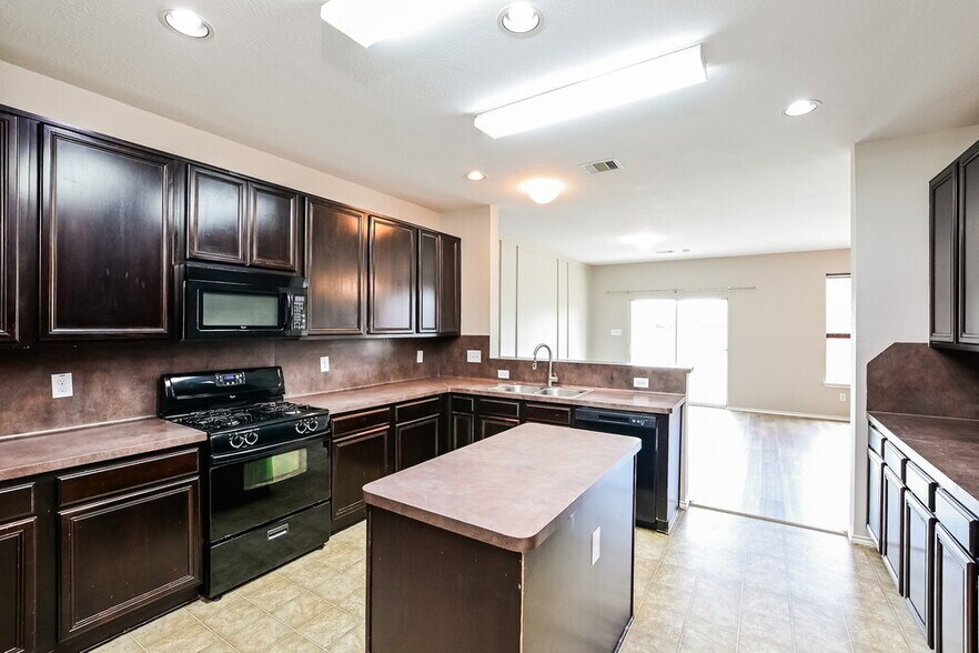 Building Photo - 7615 Shavano Ln