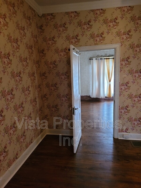 Building Photo - 1121 Elm St