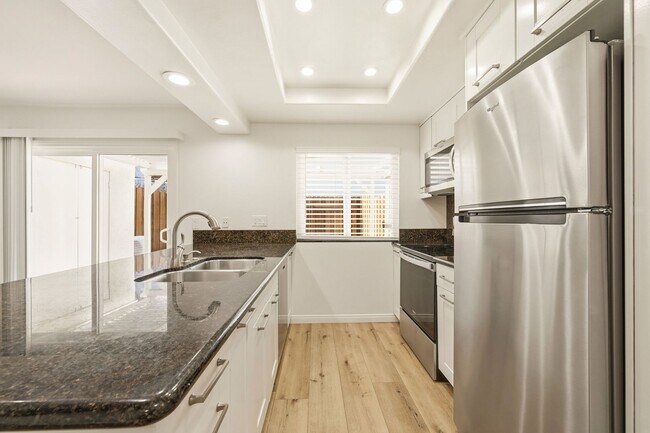 Building Photo - Remodeled 3bd/2.5bath steps from beaches, Racetrack, and Cedros Design district