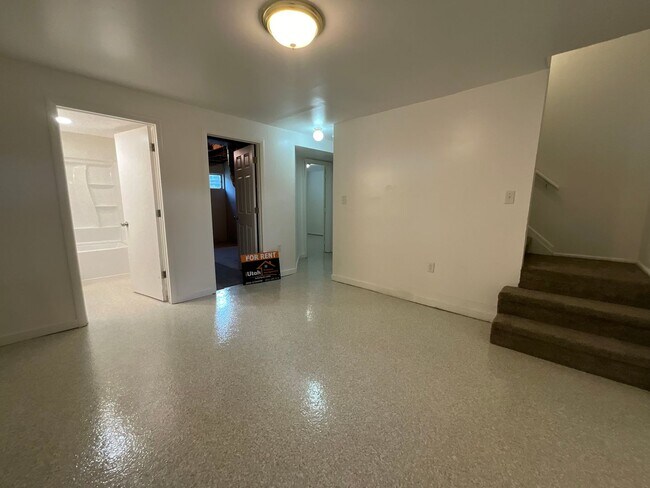 Building Photo - 1124 Vitt Dr
