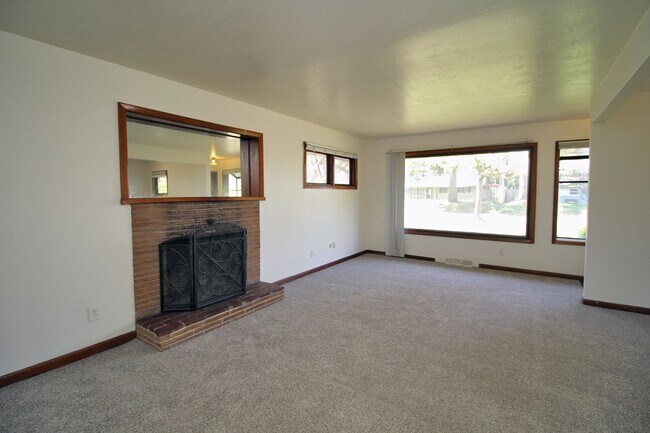 Building Photo - Delightful 3 Bedroom Mid-Century Ranch Hom...