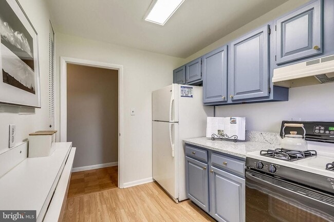 Building Photo - Private and Spacious Condo in Bethesda!