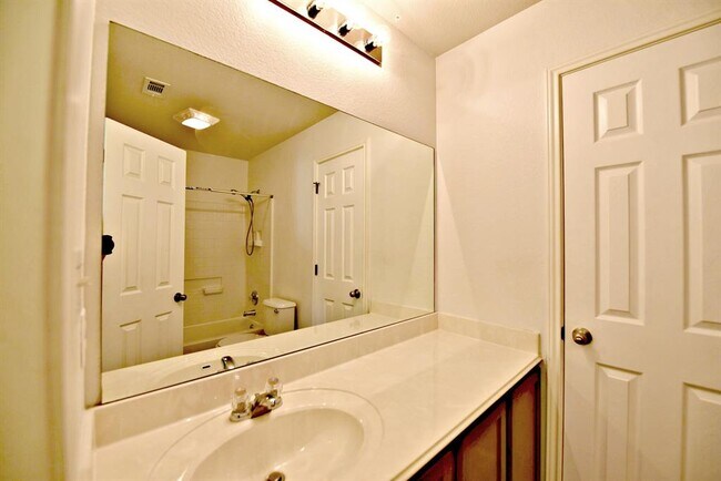 Building Photo - 15012 Fernhill Dr