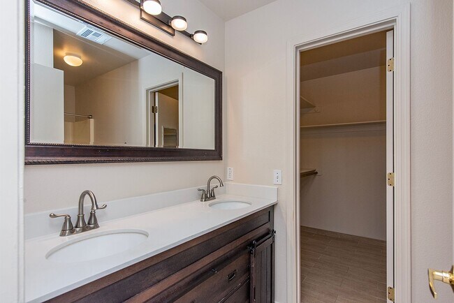 Building Photo - Tucson Market Place Area -  3 Bedroom!