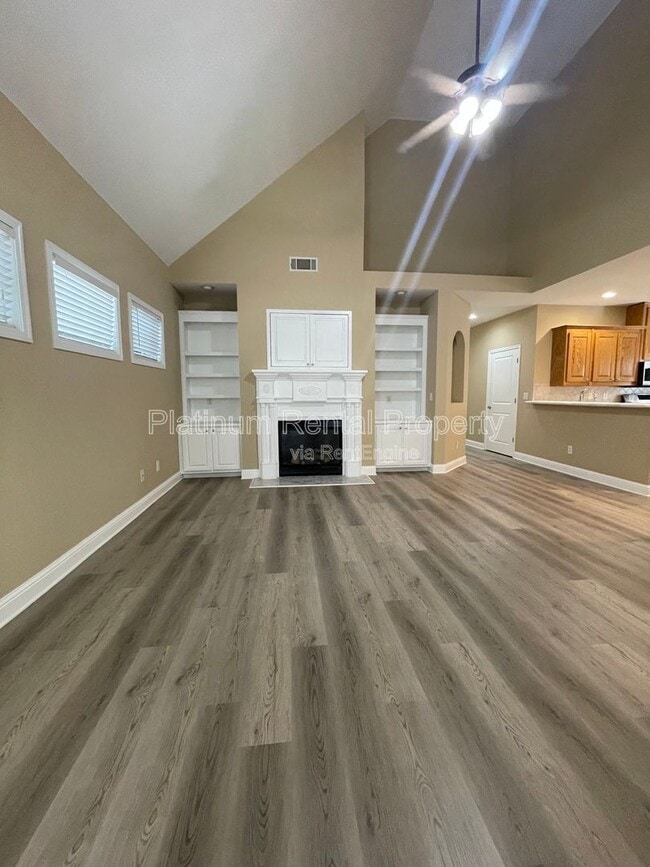 Building Photo - 546 Town Square Way