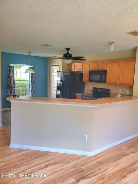 Building Photo - 1625 Vineland Cir