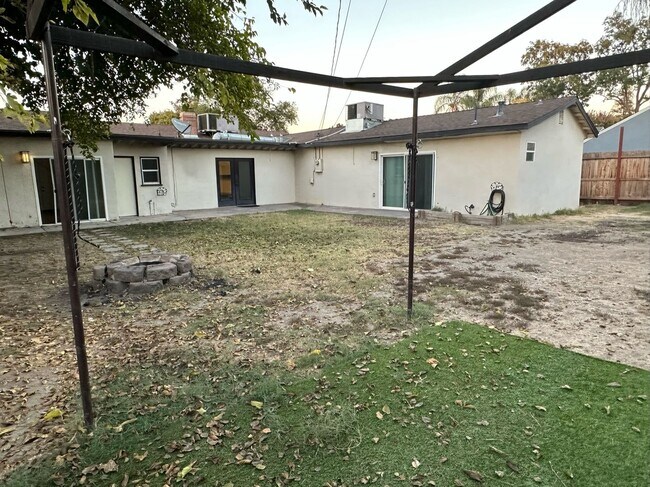 Building Photo - 1705 W Noble Ave