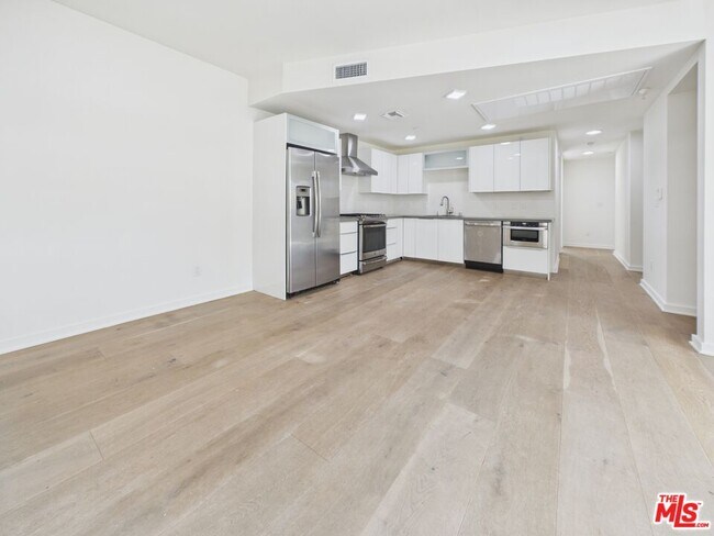 Building Photo - 850 S Crenshaw Blvd