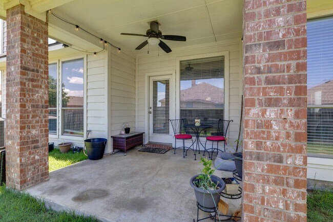 Building Photo - Welcome Home! Gorgeous 3 Bedroom Home Ready For Move In