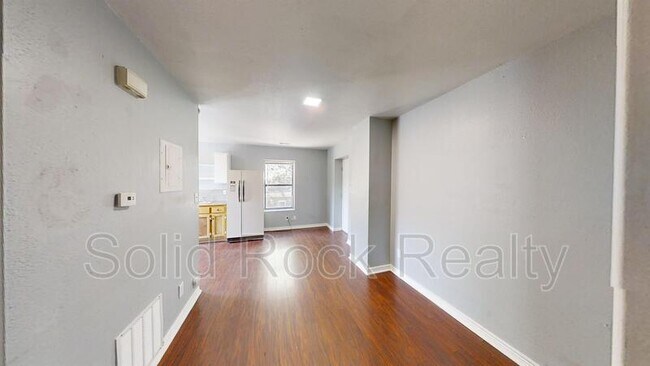 Building Photo - 714 E 3rd St