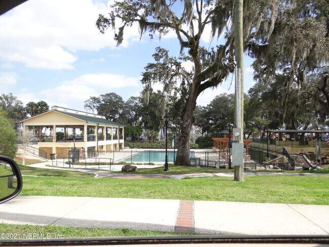 Building Photo - 120 Bay St