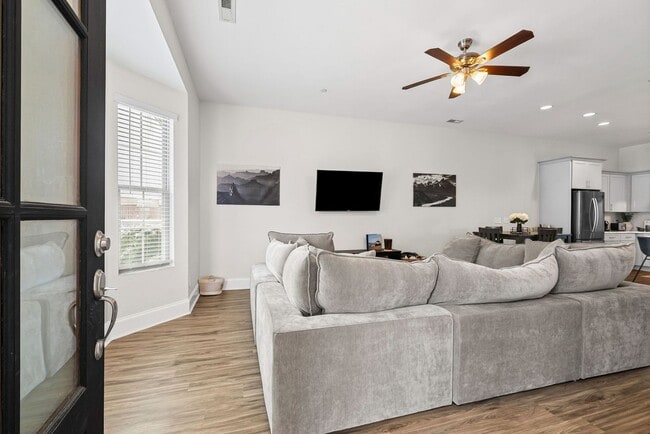 Building Photo - Modern Living in the Heart of Pleasant View Village!