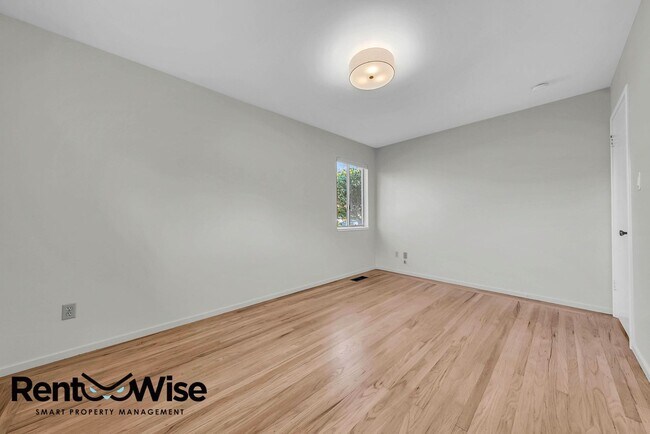 Building Photo - Present PM-Midtown Palo Alto Beauty-New Floors-Remodeled Bathrooms-Big Yard