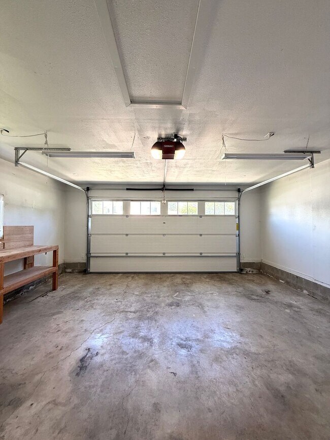 Building Photo - Beautiful 3 Bedroom, 2 Bathroom Rogue River Rental