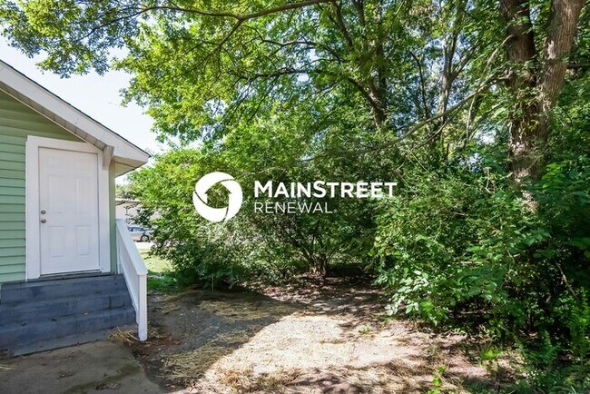 Building Photo - 4 Bedroom Pet-Friendly Home in Charlotte, NC with Main Street Renewal