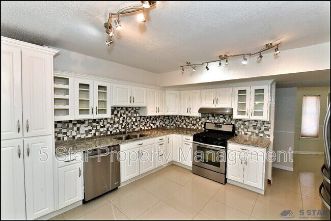 Building Photo - 529 Castlerock Ln